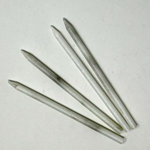 Griffel aus weißen Speckstein